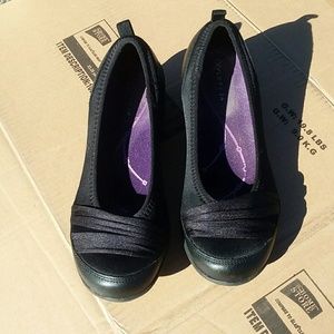 Explore 24 Easy Spirit black shoes